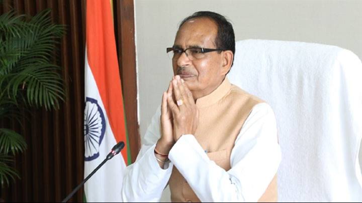 मुख्यमंत्री श्री चौहान ने विमान से शिर्डी जा रहे देवास के 32 बुजुर्ग को दी शुभकामनाएँ
